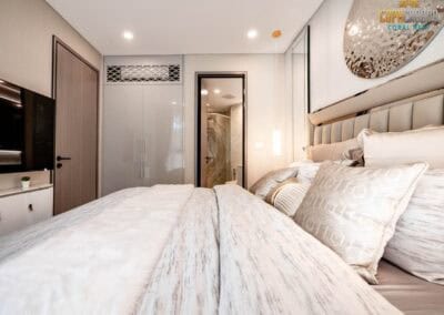 Luxusný hotelový apartmán SIAMIQ v Thajsku s moderným interiérom a pohodlnou posteľou.