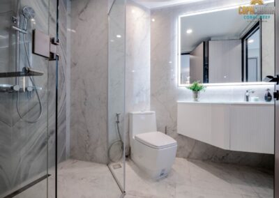 Luxusná kúpeľňa s moderným dizajnom, sprchovacím kútom a zrkadlovou skriňou.