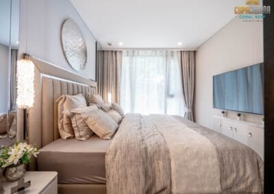 Luxusná spálňa v apartmáne SIAMIQ s moderným dizajnom a veľkou posteľou.