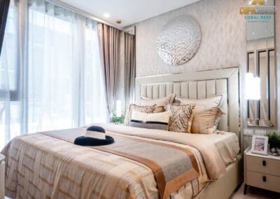 Luxusná spálňa v apartmáne SIAMIQ, moderné zariadenie, veľké okno, pohodlná posteľ.