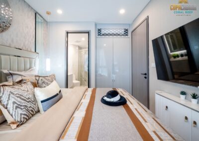 Luxusný spálňový apartmán s moderným vybavením a výhľadom na more.