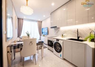 Moderné vybavená kuchyňa a obývacia izba v apartmáne SIAMIQ, Thajsko, komfortný interiér.