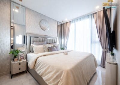 Luxusná spálňa v apartmáne SIAMIQ s moderným dizajnom a výhľadom na more.