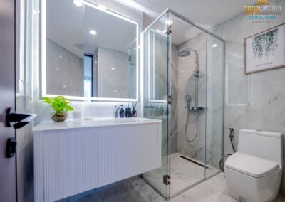 Moderné kúpeľňa s sprchovacím kútom a zrkadlom, ideálne pre apartmán SIAMIQ, Thajsko.