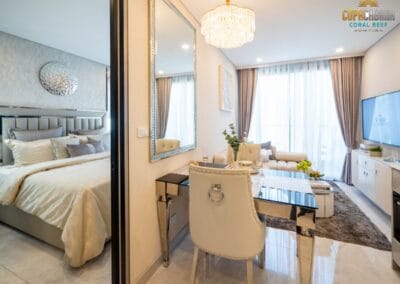 Luxusný apartmán SIAMIQ s moderným interiérom a výhľadom na more.