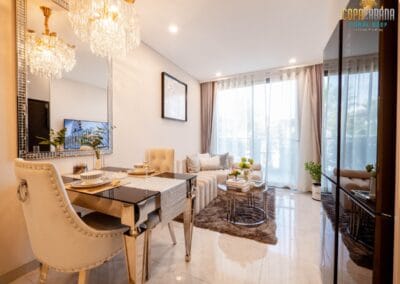 Luxusný obývací priestor v apartmáne Siamiq, Thajsko, moderný dizajn a veľké okná.