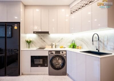 Moderná kuchyňa v apartmáne Siamiq, štýlové a funkčné vybavenie, biele skriňové skrine.
