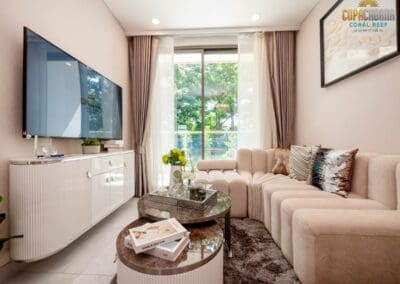 Elegantný obývací priestor s veľkým balkónom, moderným nábytkom a výhľadom na zeleň.