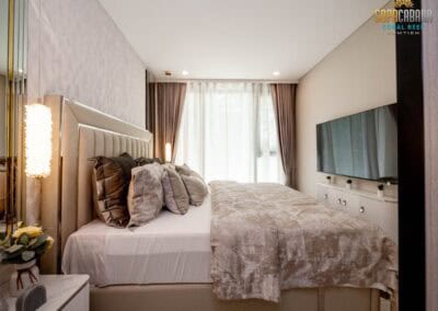 Luxusná spálňa v apartmáne SIAMIQ, moderný interiér, veľká posteľ, výhľad na more.