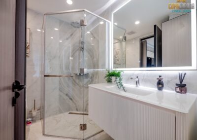 Luxusná kúpeľňa s moderným sprchovacím kútom v apartmáne SIAMIQ, Thajsko.