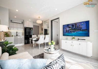 Moderný interiér apartmánu SIAMIQ v Thajsku s televízorom a kuchyňou.