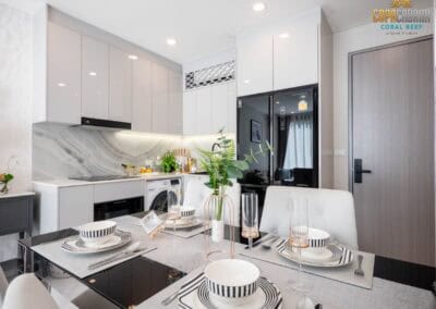 Moderná kuchyňa a jedálenský kút v apartmáne SIAMIQ, Thajsko, elegantný interiér.