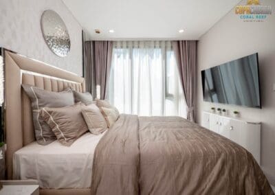 Luxusná spálňa v apartmáne SIAMIQ s moderným zariadením a výhľadom na balkón.