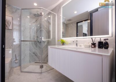 Luxusná kúpeľňa s moderným sprchovacím kútom a veľkým zrkadlom, elegantný interiér.