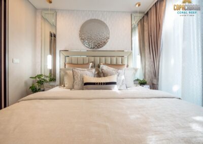 Luxusná spálňa s moderným nábytkom a elegantným dekorom, ideálna pre relaxáciu.