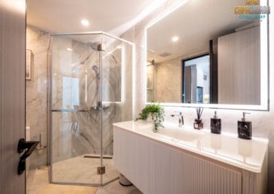 Moderné kúpeľňa s sprchovacím kútom a zrkadlom, luxusný interiér, SIAMIQ apartmán, Thajsko.