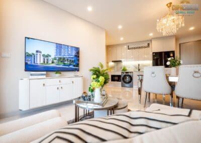 Moderný interiér apartmánu SIAMIQ v Thajsku s televízorom a kuchyňou.