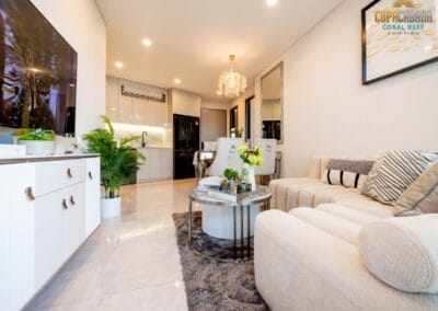 Moderné obývačka s elegantným nábytkom a dekoráciami v apartmáne SIAMIQ, Thajsko.