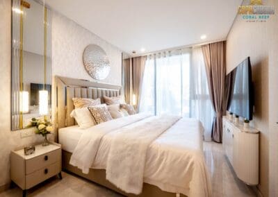 Luxusná spálňa v apartmáne SIAMIQ s moderným zariadením a výhľadom na more.