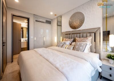 Luxusná spálňa v apartmáne SIAMIQ, moderný interiér, pohodlná posteľ, klimatizácia.