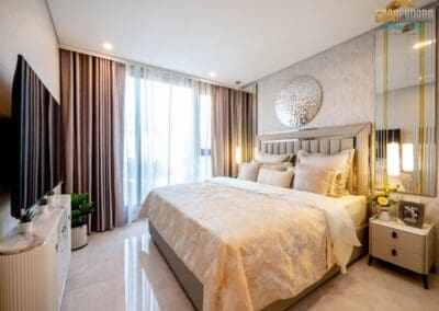Luxusná spálňa v apartmáne SIAMIQ s moderným zariadením a výhľadom na more.