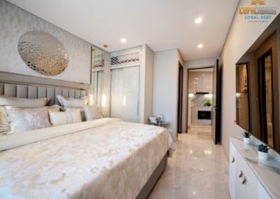 Luxusný spálňa s moderným zariadením a výhľadom na interiér apartmánu SIAMIQ.