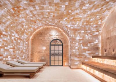 Luxusná jaskyňa so solnými stenami a relaxačnými lehátkami, ideálne pre wellness.