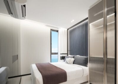 Luxusný moderný hotelový izba s výhľadom na more, minimalistický dizajn, komfortné ubytovanie.