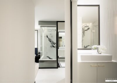 Luxusná kúpeľňa s moderným sprchovacím kútom a elegantným umývadlom, SIAMIQ Thailand.