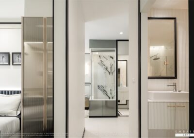 Luxusná spálňa a kúpeľňa v apartmáne SIAMIQ, moderný interiér, vysoká kvalita.