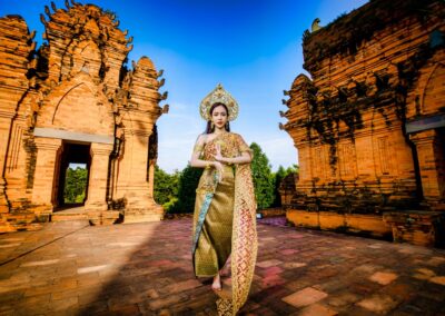 Elegant thai žena v tradičnom oblečení pri historických ruinoch, Thajsko, SIAMIQ.
