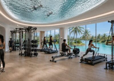 Modern fitness centrum s výhľadom na pláž a palmami v Siamiq, Thajsko.