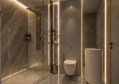 Luxusná kúpeľňa s moderným dizajnom a osvetlením v apartmáne SIAMIQ.
