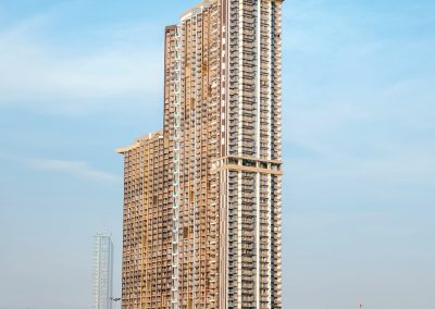 Luxusný vysoký hotel pri mori v Thajsku, moderná architektúra, výhľad na oceán.