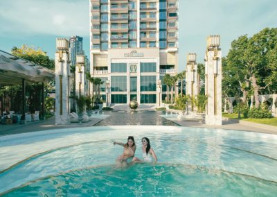 Luxusný bazén pri modernom apartmáne SIAMIQ v Thajsku, relax a zábava na dovolenke.