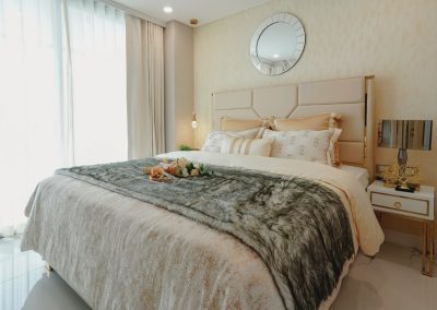 Luxusná spálňa v apartmáne SIAMIQ s moderným dizajnom a komfortom.
