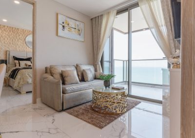 Luxusný obývací priestor s balkónom a výhľadom na more, moderný interiér, apartmán Siamiq.