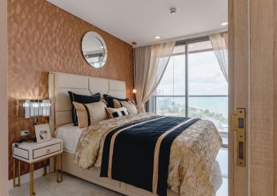 Luxusná spálňa s výhľadom na more, moderný interiér, apartmán Siamiq, Thajsko.