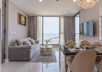 Luxusný moderný obývací priestor s výhľadom na more, elegantný interiér, SIAMIQ apartmán.