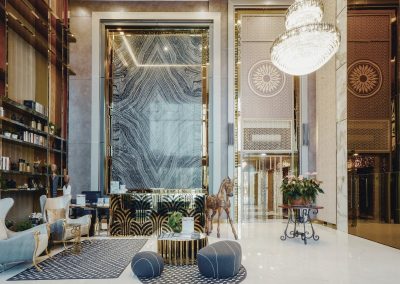 Luxusný hotelový lobby s elegantným dizajnom a moderným interiérom, Thajsko.