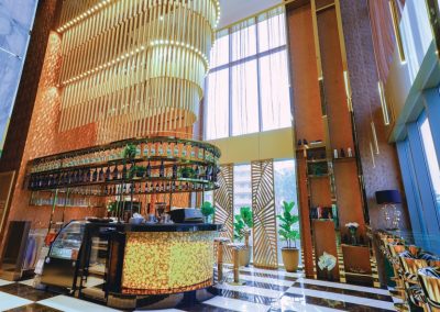 Moderné lobby s veľkými oknami a elegantným barom v Siamiq apartmáne Thajsko.