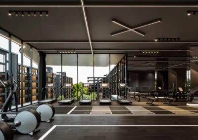 Modern fitness centrum s veľkými oknami a posilňovacími strojmi.