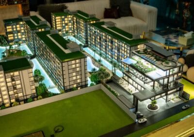 Model rezortu SIAMIQ s bazénom a modernou architektúrou v Thajsku.