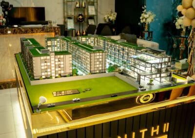Model rezortu SIAMIQ s modernými apartmánmi a zelenými plochami.