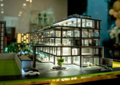 Model moderného rezidenčného komplexu SIAMIQ v Thajsku s osvetlenými poschodiami.