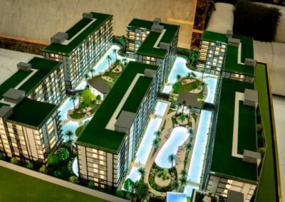 Model moderného rezidenčného komplexu SIAMIQ s bazénmi a zeleňou.
