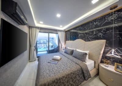 Luxusná spálňa v apartmáne SIAMIQ s moderným dizajnom a výhľadom na mesto.