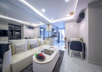 Moderný obývací priestor v apartmáne SIAMIQ s elegantným dizajnom a veľkými zrkadlovými stenami.