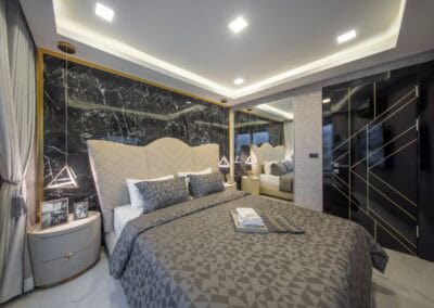 Luxusná spálňa v apartmáne SIAMIQ s moderným dizajnom a elegantnými detailmi.
