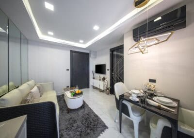 Modern living room and dining area in SIAMIQ apartmán, Thajsko.